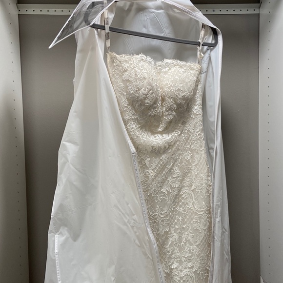 Wedding dress - Picture 1 of 7
